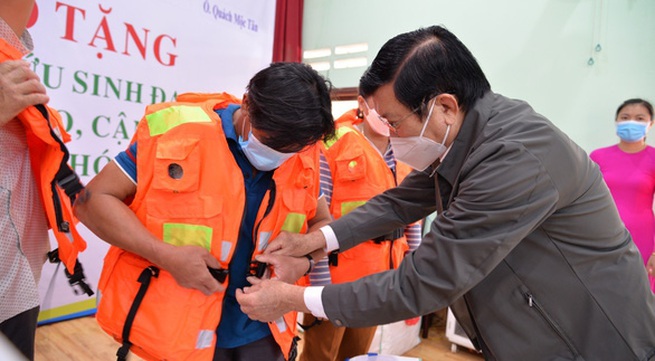 1,000 life jackets presented to needy fishermen in Quang Ngai