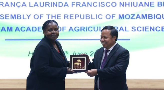 Mozambican guest visits Vietnam Academy of Agricultural Sciences