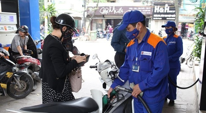 Vietnam’s petrol prices fall below 30,000 VND per litre