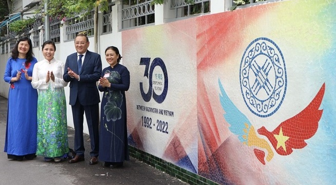 Mural painting marks 30th anniversary of Vietnam – Kazakhstan diplomatic ties