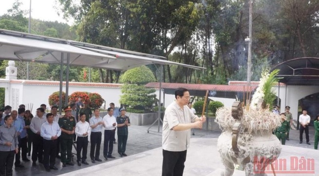 Prime Minister offers incense at Dong Loc T-junction relic site