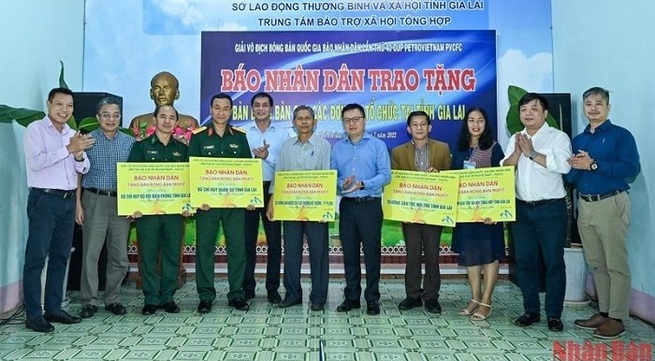 Five ping-pong tables presented to Gia Lai province