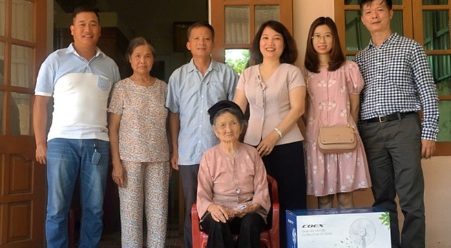 Vietnam Television visits and presents gifts to Vietnam Heroic Mothers on the occasion of July 27