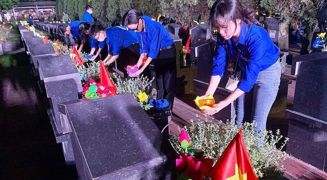 Youth hold candle-lighting ceremonies to commemorate heroes and fallen soldiers