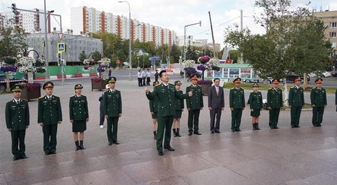 Vietnamese delegation pays tribute to late President in Russia