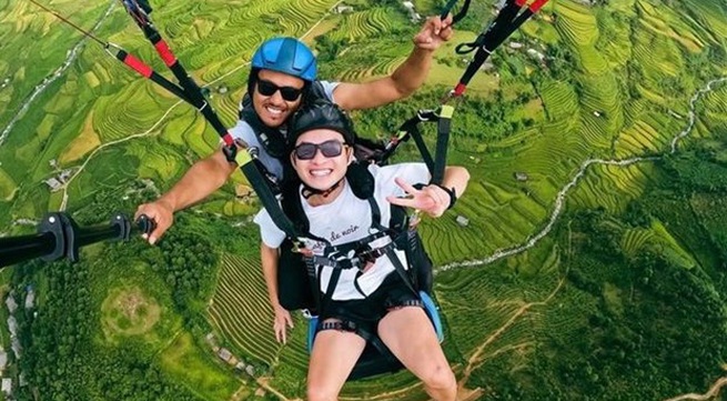 100 pilots join Khau Pha paragliding festival in Yen Bai