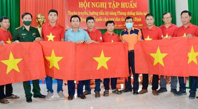 10,000 national flags presented to Tra Vinh fishermen