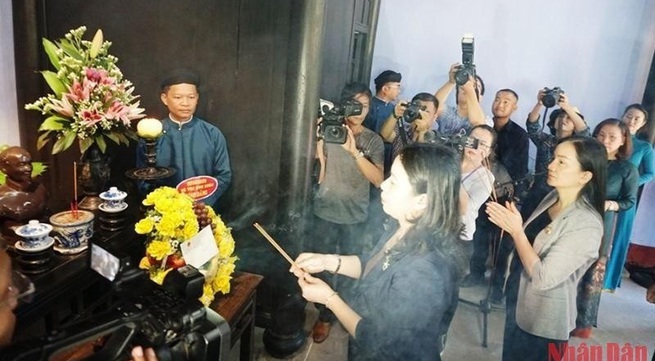 Vice President offers incense at memorial house dedicated to Uncle Ho in Hue