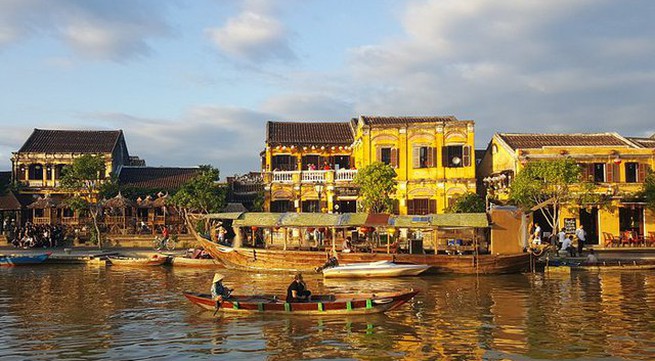 Tourists to buy entrance tickets to visit Hoi An beginning may