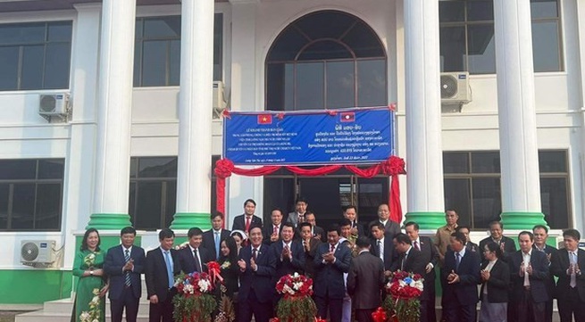 Phu Tho province hands over anti-malaria centre to Lao locality