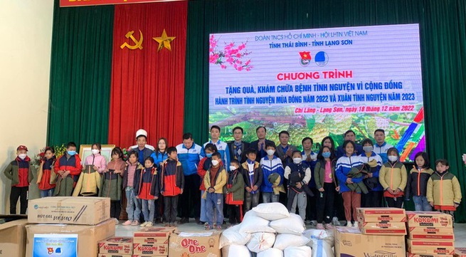 Gifts presented to disadvantaged children and households in Lang Son