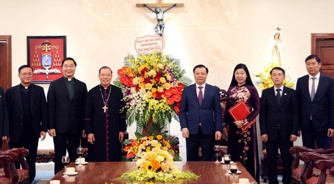 Hanoi Party leader extends Christmas greetings to local Catholics