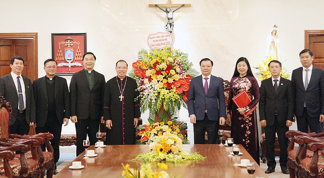 Hanoi Party leader extends Christmas greetings to local Catholics