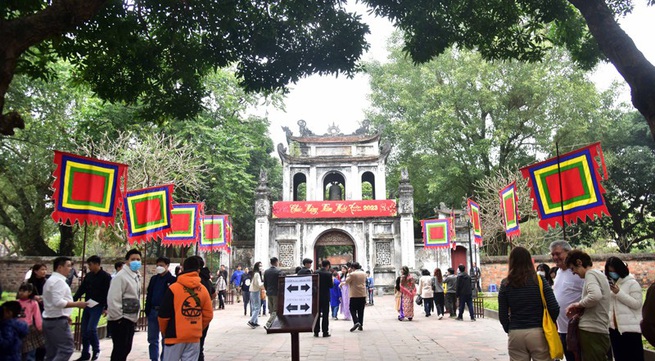 Tourist attractions nationwide lure crowds during Tet