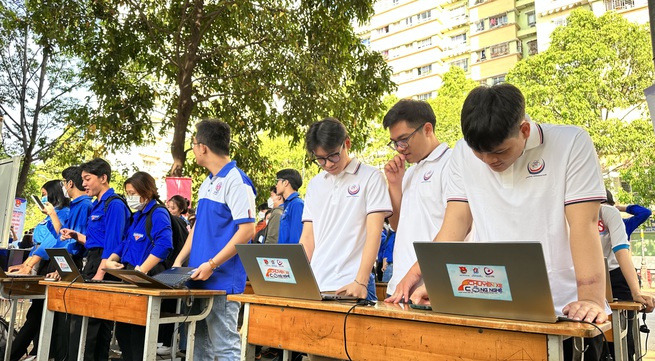 Amanotes donated 30 laptops for Ho Chi Minh City and DakLak Province