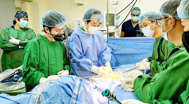 Vietnamese doctors help with robotic surgeries in Philippines