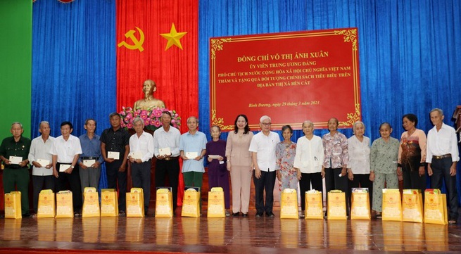 Vice President presents gifts to policy beneficiaries and workers in Binh Duong