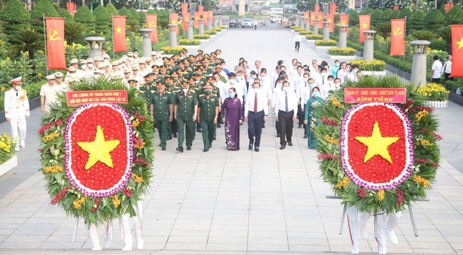 Ho Chi Minh City leaders pay tribute to heroes and fallen soldiers