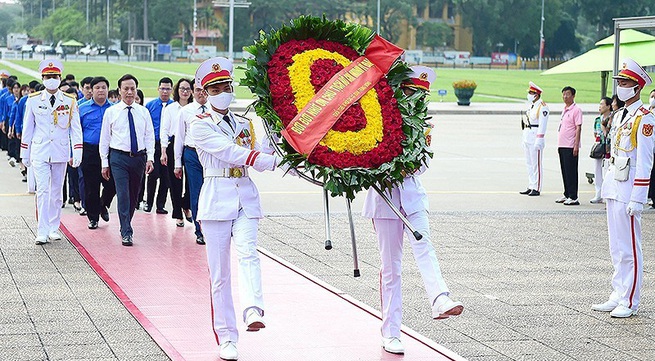 Delegation of outstanding youth pays tribute to President Ho Chi Minh