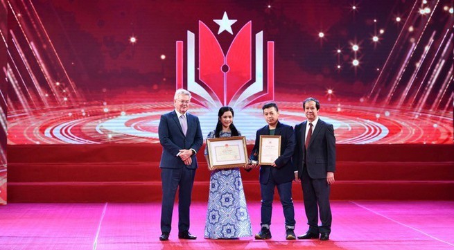 Ceremony honours winners of national press awards on Vietnamese education