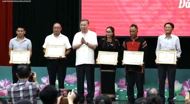 Five individuals in Dak Lak receive certificates of merit for safeguarding national security