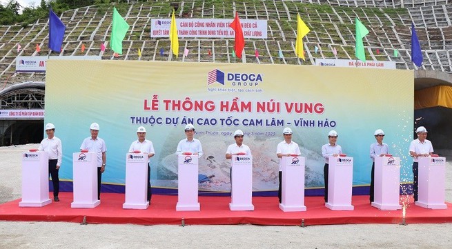 Breakthrough for Nui Vung Tunnel on Cam Lam-Vinh Hao Expressway