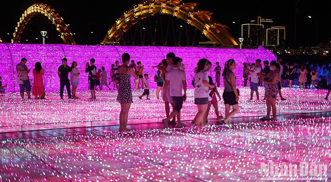 Da Nang: 500,000 led lights create artistic light space
