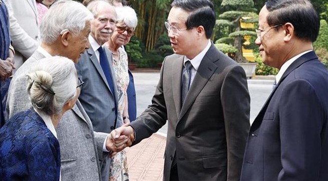 President Vo Van Thuong meets foreign, Vietnamese scientists