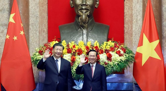 Top leaders of Vietnam and China hold talks in Hanoi
