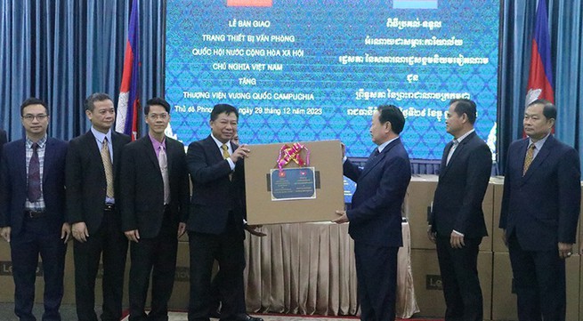 Vietnamese parliament gifts office equipment to Cambodian Senate