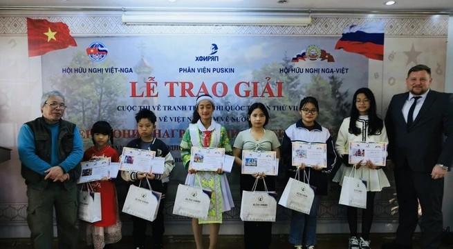 Winners of the Vietnam-Russia painting contest honoured