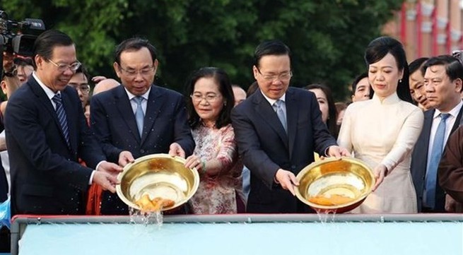 President joins OVs in traditional carp release ritual in Ho Chi Minh City