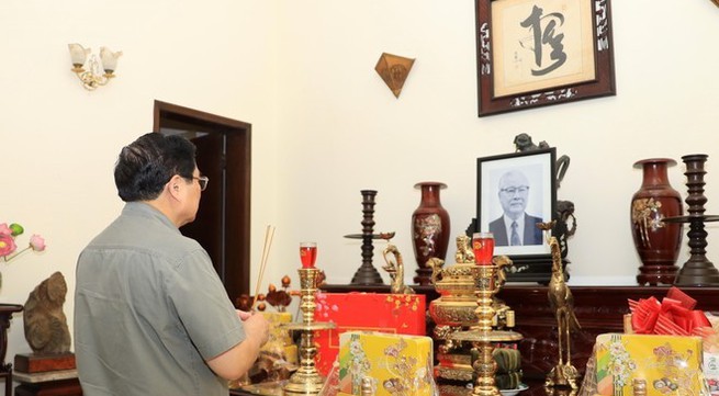 Prime Minister offers incense in memory of late Government leaders