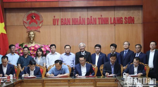 Lang Son signs contract for Huu Nghi-Chi Lang Expressway