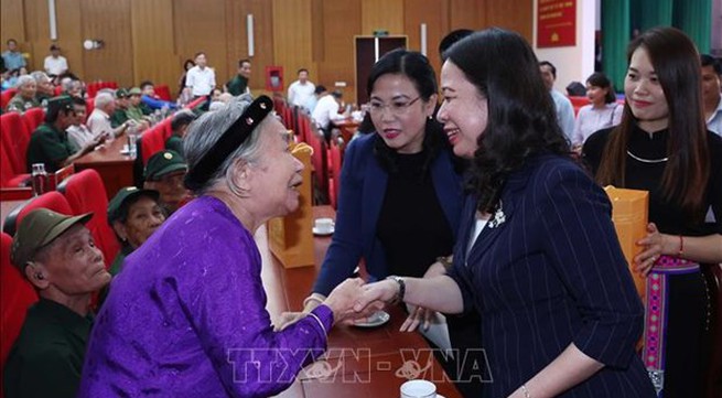Acting President presents gifts to revolution contributors in Thai Nguyen