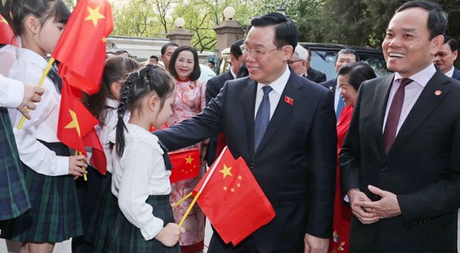 NA Chairman meets Vietnamese community in China
