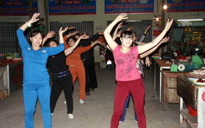Nhộn nhịp phong trào tập thể dục buổi sáng tại chợ Cẩm Thạch | VTV.VN