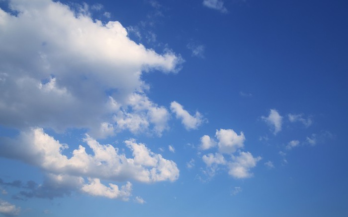 Bạn đã bao giờ ngắm nhìn màu xanh bầu trời rực rỡ và chói lóa chưa? Hãy xem hình ảnh này và trải nghiệm cảm giác như đang chạm tay vào những cánh mây mênh mang ấy cùng sự kết hợp tuyệt vời của màu xanh trời tươi sáng.