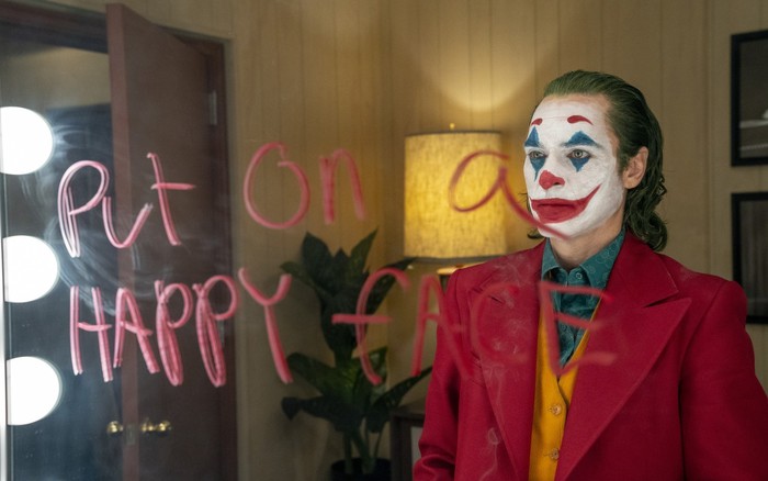 Review Joker (2019): Thoát bóng gã hề phản diện của Batman, phản chiếu mặt  điên loạn của xã hội đến ám ảnh 