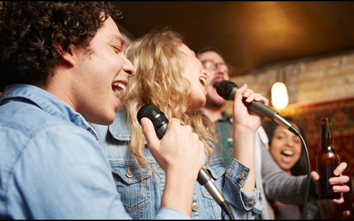 Với sự bùng nổ của trào lưu karaoke miễn phí, ngày nay, xử phạt karaoke là một vấn đề gây tranh cãi. Tuy nhiên, không khi vui tươi và tiếng hát của những người tham gia đã được đánh giá cao. Hãy thử những tiết mục hát karaoke phong phú và tìm kiếm đam mê của mình tại những quán bar karaoke đặc biệt. Xem hình ảnh liên quan để tìm hiểu thêm về trào lưu karaoke.