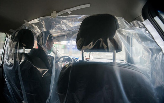 Tài xế taxi tại Mexico lắp màn nhựa trong ô tô để ngừa COVID-19 ...
