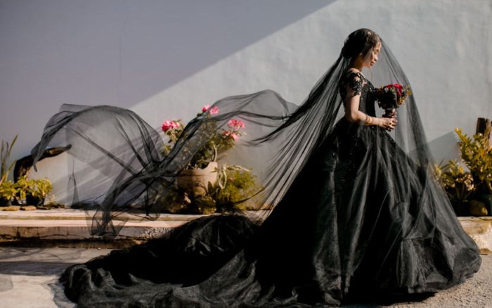 Đẹp HÚT MẮT với bộ sưu tập áo cưới màu đen HUYỀN BÍ