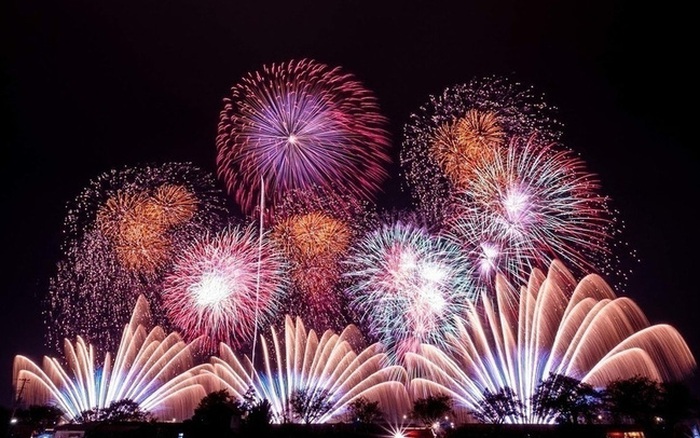Hình ảnh bắn pháo hoa Tết Dương lịch 2024 sẽ khiến bạn tràn đầy hy vọng và niềm vui cho một năm mới tuyệt vời. Hãy tưởng tượng những cánh hoa vàng-lúa thắm đỏ-lửa khi vỡ tung trên trời xanh tươi.