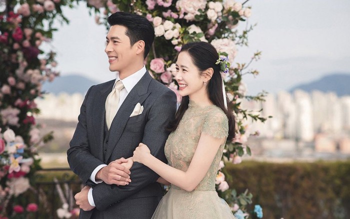 Bộ ảnh cưới tuyệt đẹp của Son Ye Jin sẽ khiến bạn cảm thấy như đang đắm chìm trong một truyện cổ tích. Từ chiếc váy cưới lộng lẫy cho đến gam màu trắng tinh khôi, họ đã tạo ra một không gian ngọt ngào và lãng mạn như mơ.