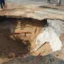 Xuất hiện hố tử thần giữa giao lộ TP Hồ Chí Minh do vỡ ống cống