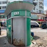 Hà Nội: Nhiều nhà vệ sinh công cộng xuống cấp, "cửa đóng then cài''