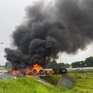 Xe đầu kéo bốc cháy ngùn ngụt trên cao tốc Hà Nội - Hải Phòng