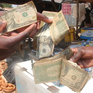 Nghề sửa, vá tiền USD cũ ở Zimbabwe