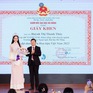 Hoa hậu Thanh Thủy rạng rỡ về trường nhận bằng khen và học bổng
