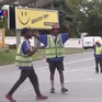 Người vô gia cư Nam Phi tham gia điều tiết giao thông
